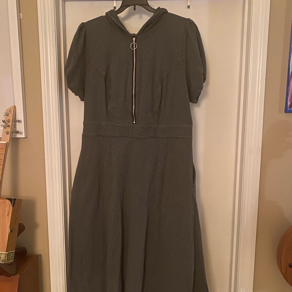 Gray hooded jersey dress with puff sleeves
